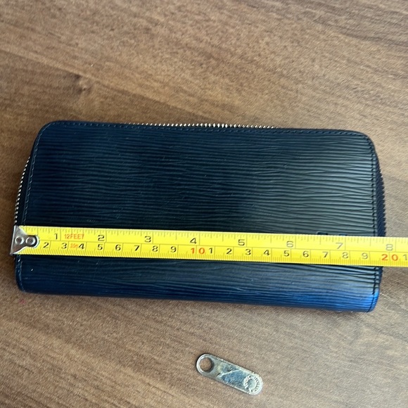 Louis Vuitton Epi wallet send me an offer because of the zipper - Picture 8 of 9